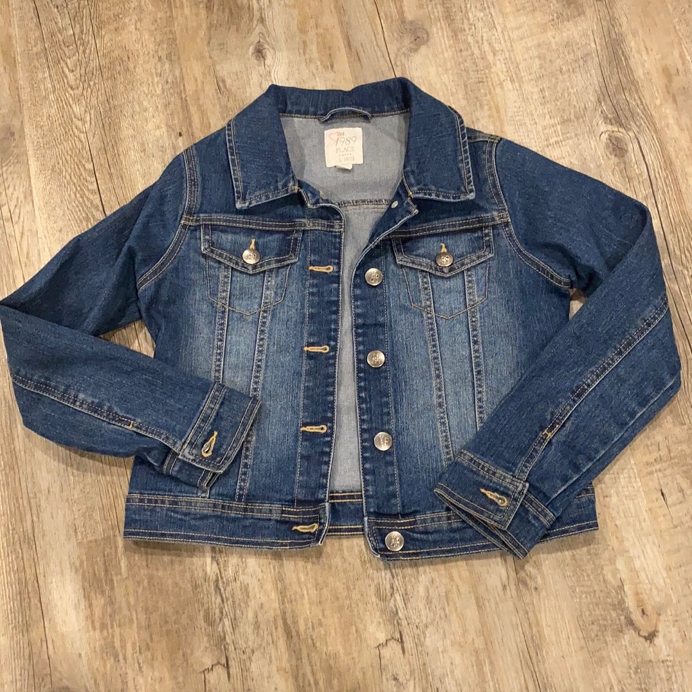Like new Children’s Place Jean Jacket girls size large 10-12. Perfect with 🎄t’s